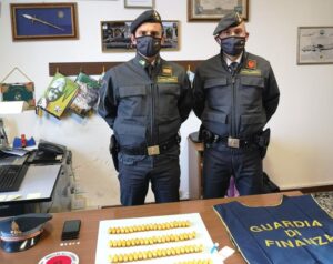 GdF Verbania: arrestato corriere internazionale con 100 ovuli di cocaina