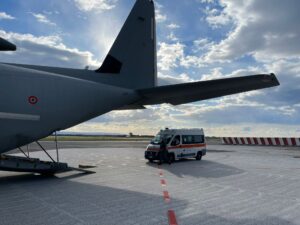 Crosetto ordina voli dell’Aeronautica e unità della Marina per trasferire i migranti