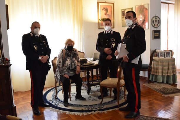 CARABINIERI E DONNA SALVATA