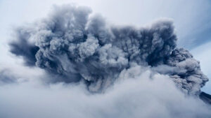 Potente eruzione di un vulcano sottomarino: rischio tsunami