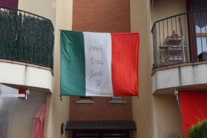 Mattarella: “il Tricolore alle finestre ha segnato la memoria del Paese”
