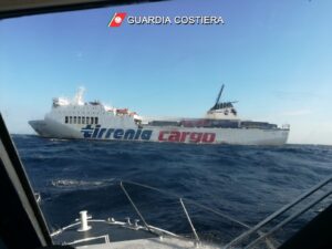 Guardia Costiera soccorre nave cargo con a bordo un incendio