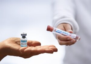 Oms: “necessario aggiornare vaccini contro varianti”