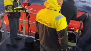 Motovedetta GdF salva passeggeri traghetto in fiamme