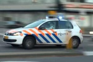 Uomo armato Amsterdam: ostaggio fugge via