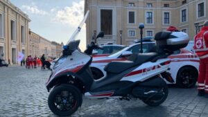 Piaggio: presenta lo scooter a tre ruote per la CRI