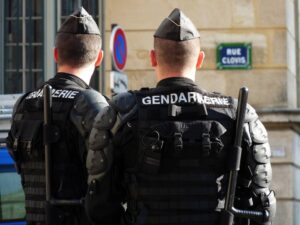 Un’intera famiglia si butta dal terrazzo all’arrivo dei Gendarmi