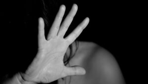 Flash – Foggia: 13enne violentata da tre ragazzi di 20 anni