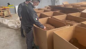 Napoli: sequestrata fabbrica clandestina di sigarette