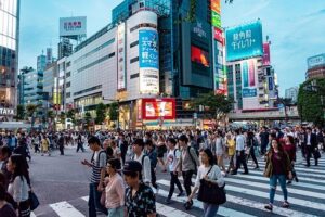 Borse asiatiche: Hong Kong cala, Tokyo in aumento