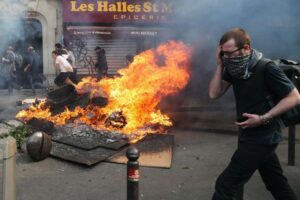 Parigi: corteo del Primo Maggio con scontri con i black bloc