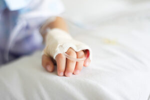 Inghilterra: giudice ordina di staccare la spina a un 12enne in coma