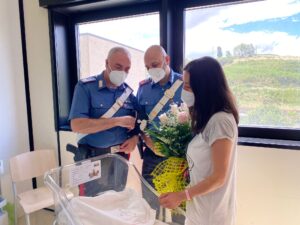 Enna: due Carabinieri aiutano una donna a partorire