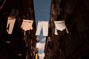 Ordinanza contro panni stesi sui balconi a Napoli: possibile?