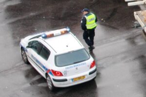Flash – Parigi: Polizia spara a donna che grida “Allah Akbar”