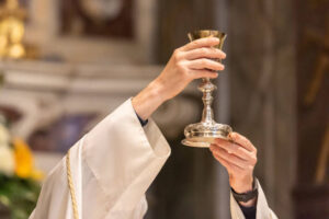Celebra messa sul materassino: sacerdote indagato