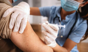 Sottosegretario alla Salute:”Non ha senso quarta dose di vaccino a chi non è a rischio di morire”