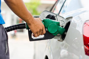 Carburanti, calo dei prezzi alla pompa