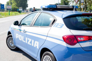 Pesaro, 27enne trovato morto in casa. Polizia indaga per omicidio