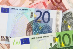 Flash – Euro di nuovo sopra parità col dollaro