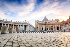 Flash – Vaticano, sale sull’altare a San Pietro e si denuda