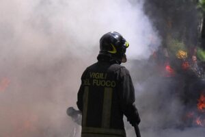 Flash – Napoli, incendio divampato sulla collina di Posillipo