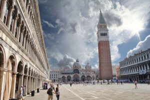 Nubifragio a Venezia: danni al Campanile a San Marco
