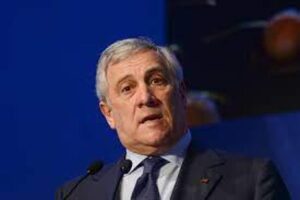Tajani (FI): “Azione getta la maschera. Quinta colonna PD”