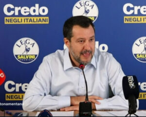 Milano, Salvini contestato: “razzista, San Siro non ti vuole”
