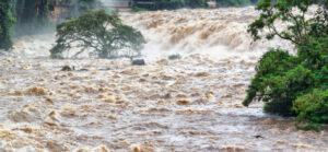Maltempo, Parmense: crolla parte del ponte sul fiume Taro