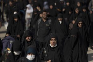 Iran, hijab: fino a 15 anni di carcere per le donne che non lo indossano