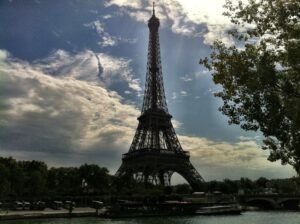 Tour Eiffel spenta stasera in omaggio ad Elisabetta II