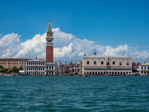 Venezia, attivisti clima sparano fango sulla Basilica di San Marco