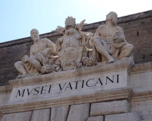 Roma: turista danneggia due statue ai Musei Vaticani