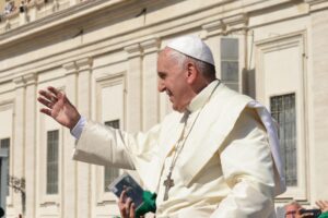Papa Francesco in un tweet: “Dissipare odio e violenza”