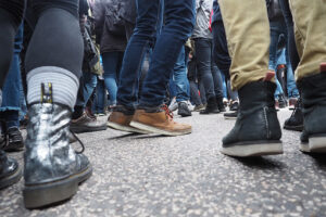 Studenti protestano a Roma, ‘impiccati’ i manichini di La Russa e Fontana