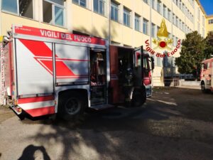 Duplice incendio in una scuola superiore a Milano