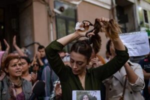 Iran: 5 donne ballano senza velo. Costrette a pentirsi