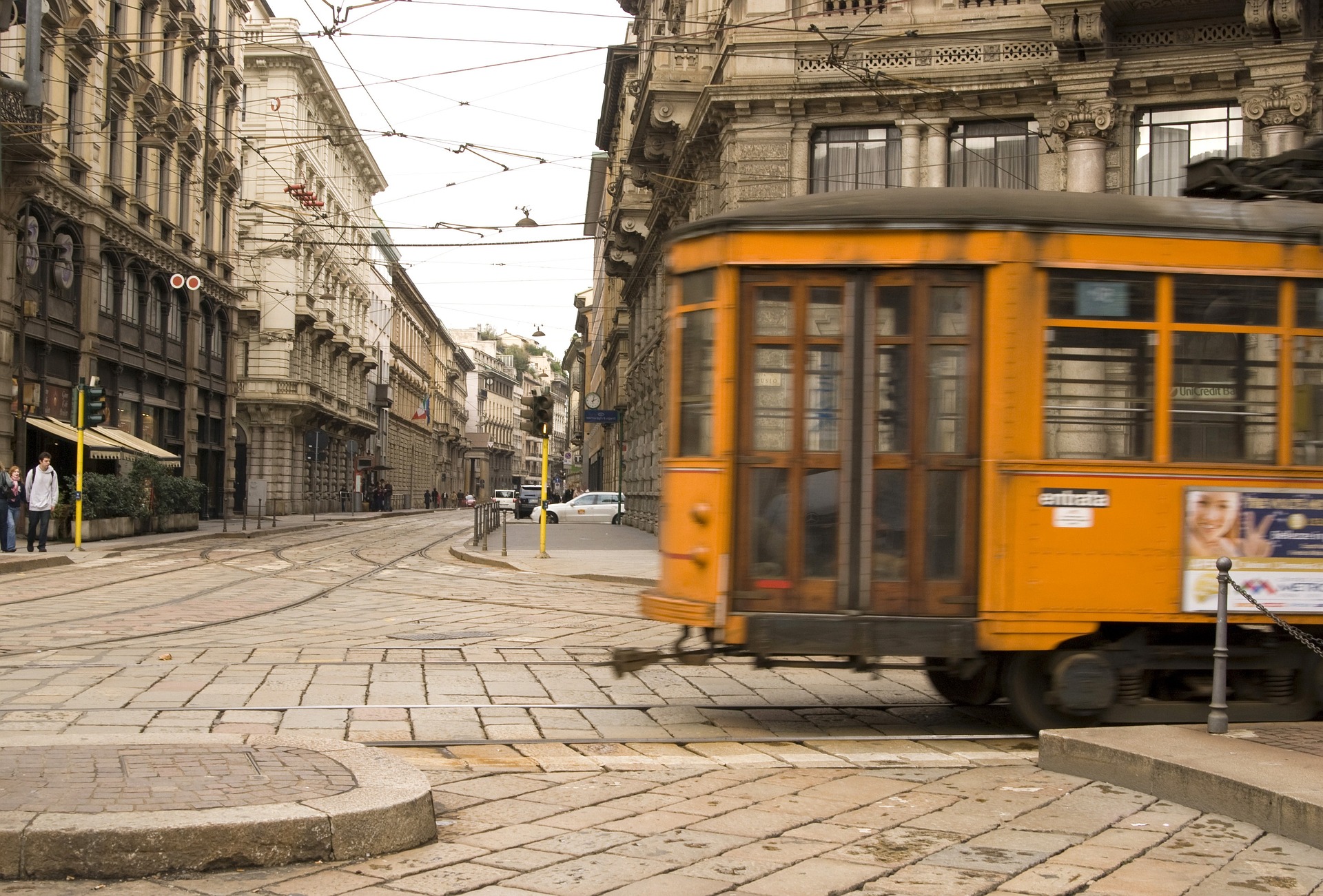 milano-tram-ragazzo-biciletta-ph.pixabay