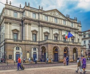 Milano, denunciati i 5 ambientalisti che hanno imbrattato il Teatro alla Scala