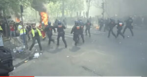 Parigi: i “casseur” devastano il centro della capitale