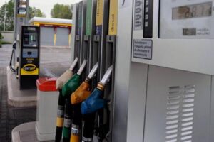 Calano i prezzi medi dei carburanti