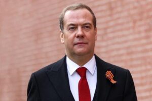 Mandato contro Putin: il tweet di Medvedev con carta igienica