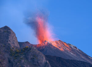 Indonesia, turista cinese precipita in un vulcano per un selfie