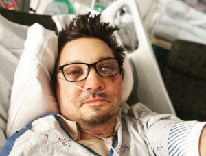 Renner ha condiviso una sua foto dall’ospedale