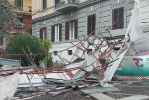 Maltempo Napoli: crolla impalcatura