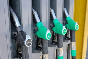 Carburante, prezzo benzina e gasolio ancora in lieve calo