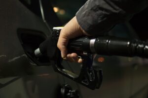 Carburanti: oggi i prezzi in lieve calo