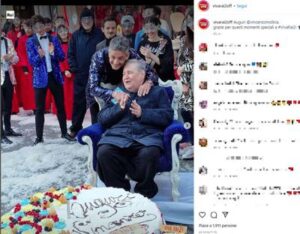 Vincenzo Mollica festeggia i 70 anni con Fiorello, trono e torta in Via Asiago