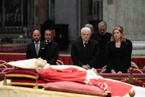 Benedetto XVI, 135mila pellegrini in due giorni a San Pietro